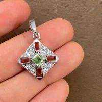 beautifully portraying the peridot square shaped silver pendant on hand