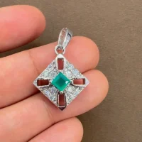 beautifully portraying the green onyx square shaped silver pendant on hand
