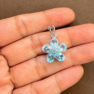 beautifully portraying the blue topaz silver pendant on hands