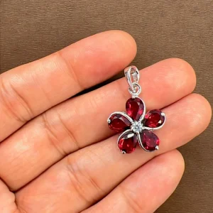 beautifully portraying the garnet silver pendant on hands